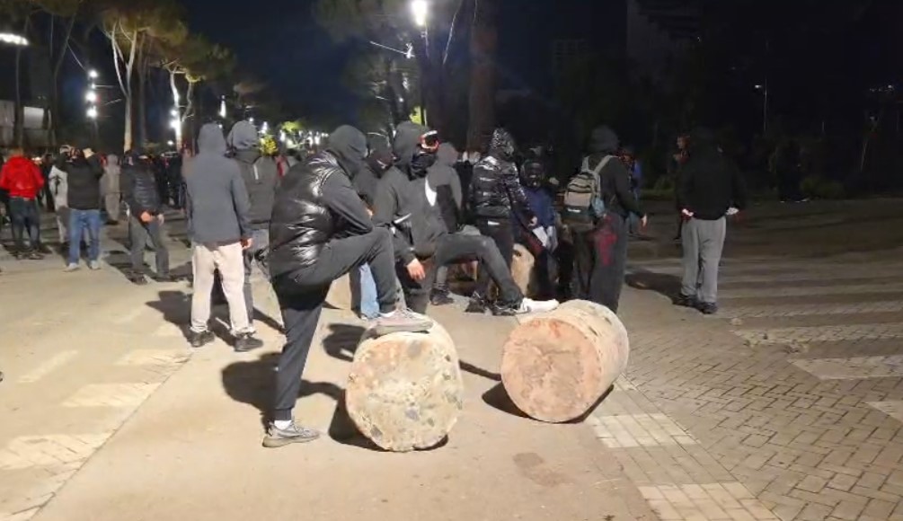 Tensione para Kryeministrisë  Hidhen kapsolla  policia përdor autobotët me ujë dhe kërkon largimin e grave e fëmijëve