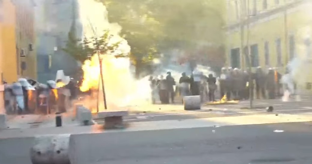 Trazirat zhvendosen në bulevardin  Zogu i Parë   Thyehen xhama biznesesh  digjen kosha dhe pengohet lëvizja e ambulancës