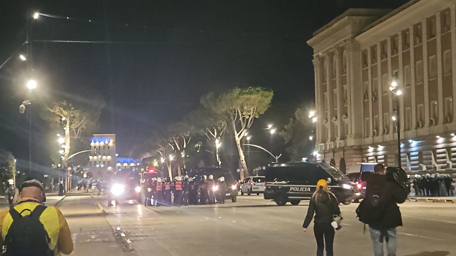 Katër të lënduar në spitalet e kryeqytetit nga protesta sot  mes tyre dy efektivë policie