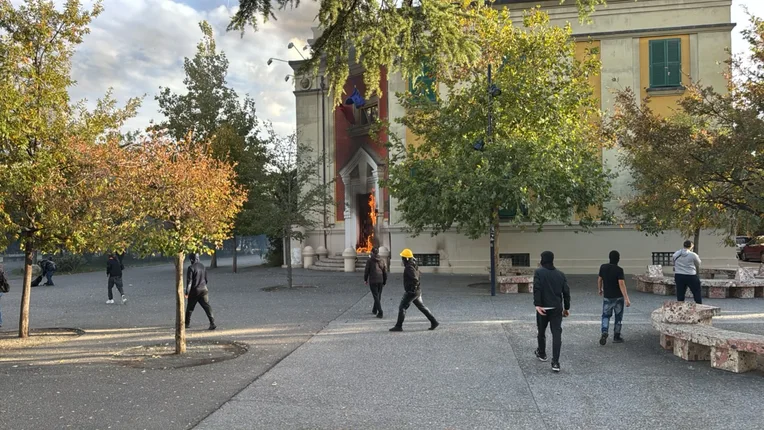 Tensione në Tiranë  protestuesit i vënë flakën derës së Ministrisë së Bujqësisë