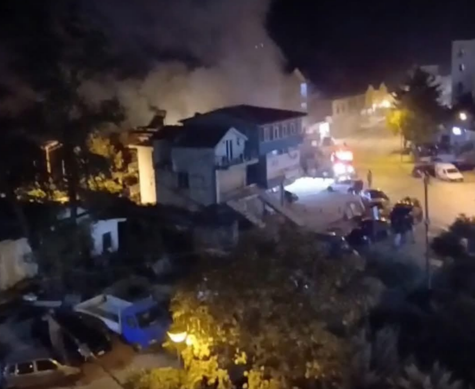 Përfshihen nga flakët dy restorante tradicionale në Librazhd