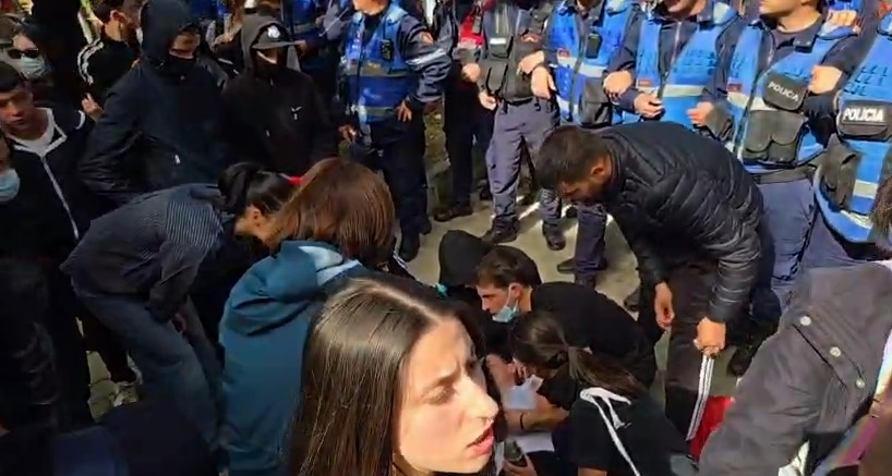 Tensione në Vlorë  Studentja humb ndjenjat gjatë protestës  transportohet me urgjencë në spital