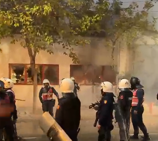 Protestuesit i vënë flakën Komisariatit Nr  3