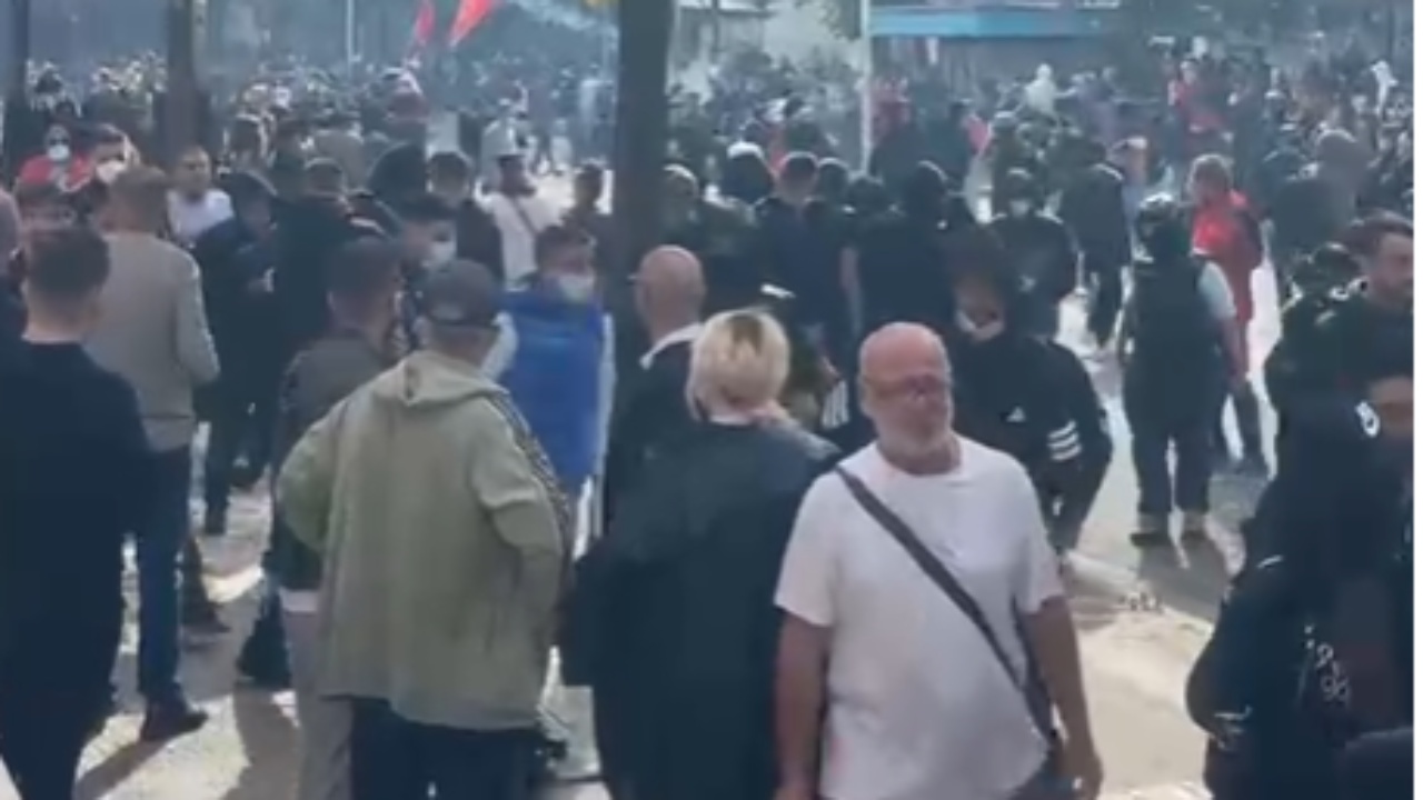 Tensionet gjatë protestës në Tiranë  sulmohen biznese dhe një bankë te  9 katëshet 