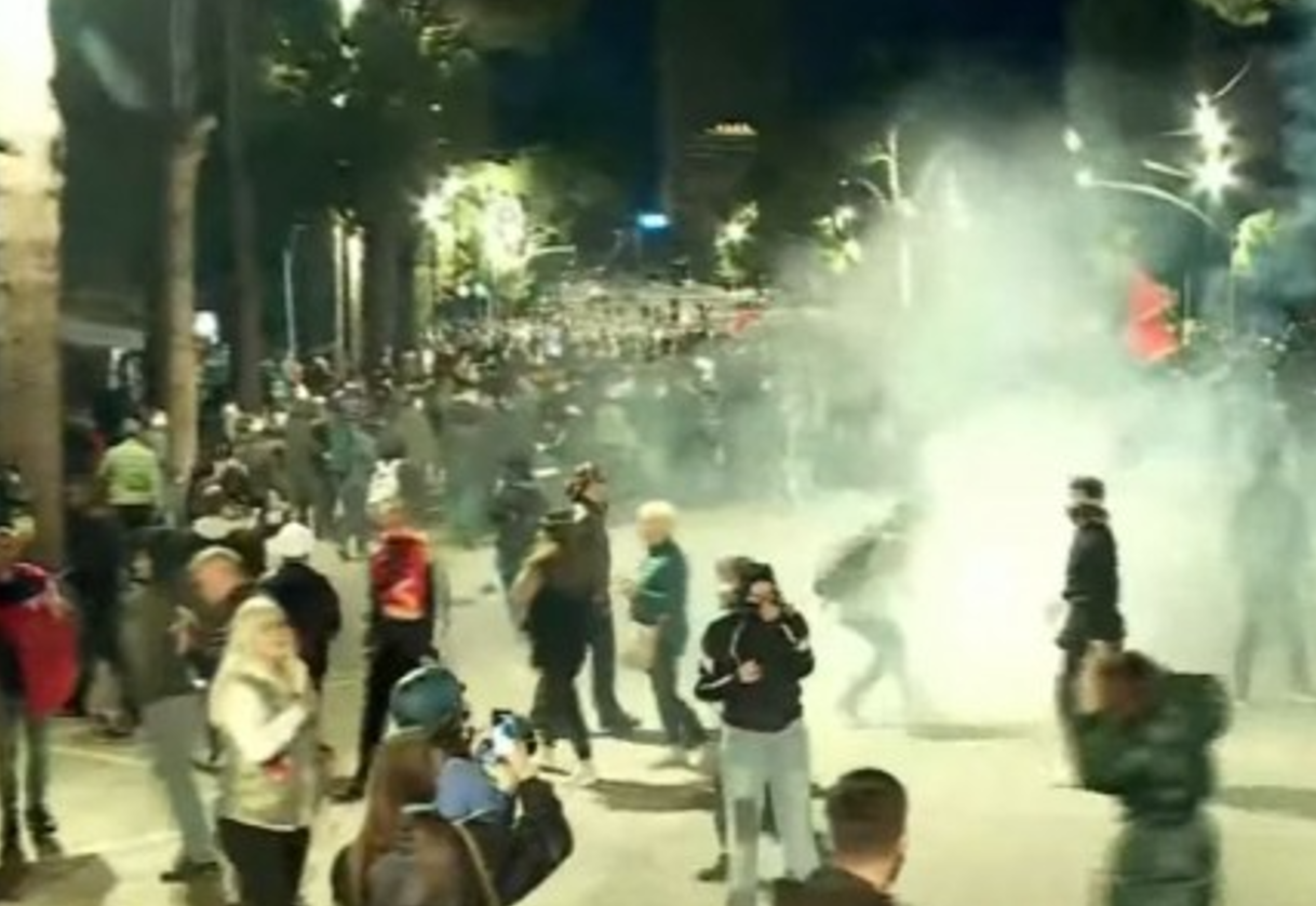 tension-te-kryeministria-policia-nderhyn-me-uje-e-gaz-per-te-shperndare-protestuesit