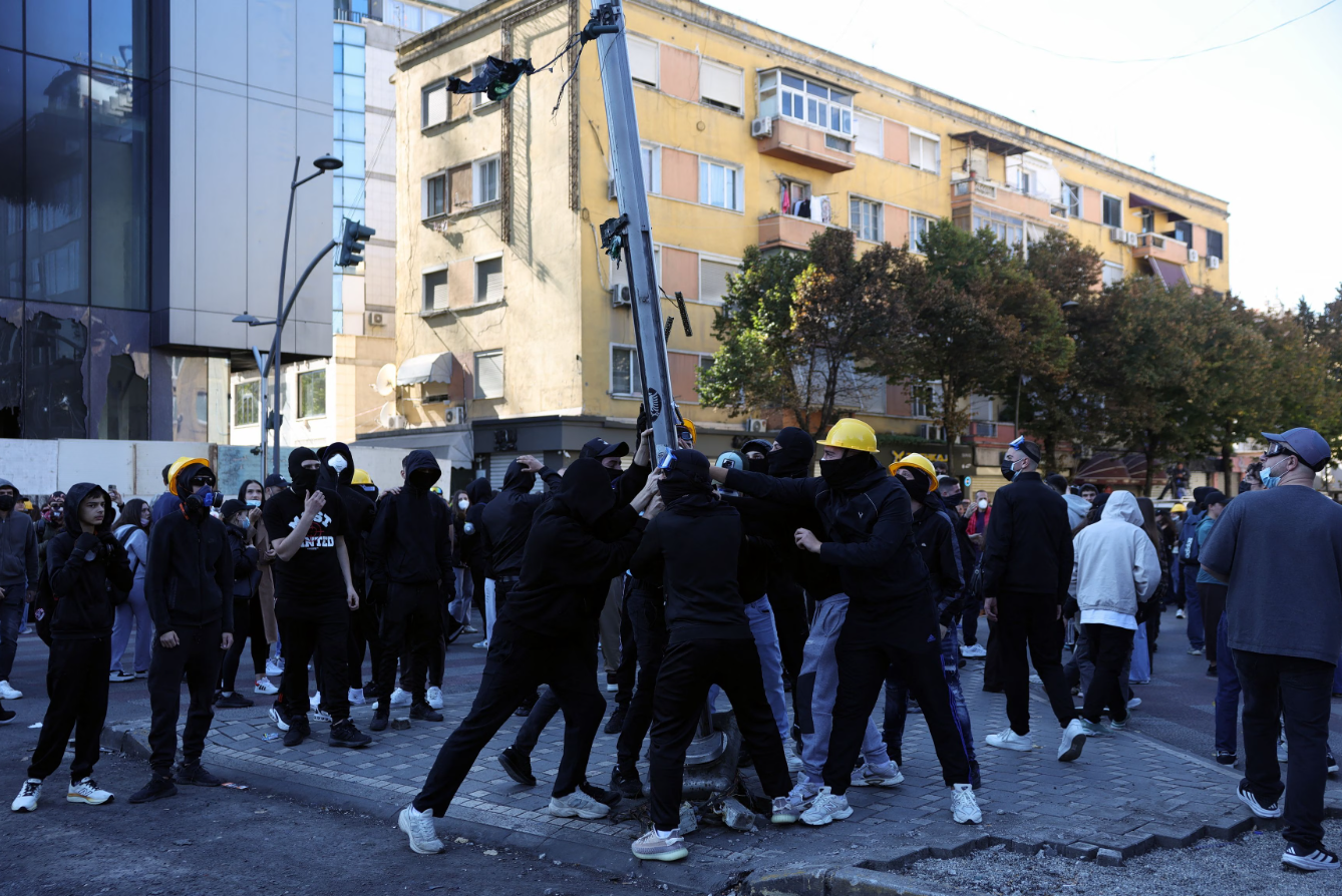 Qeveria shqyrton sanksione të ashpra për protestuesit e dhunshëm  Do futen në  listën e zezë  në TIMS