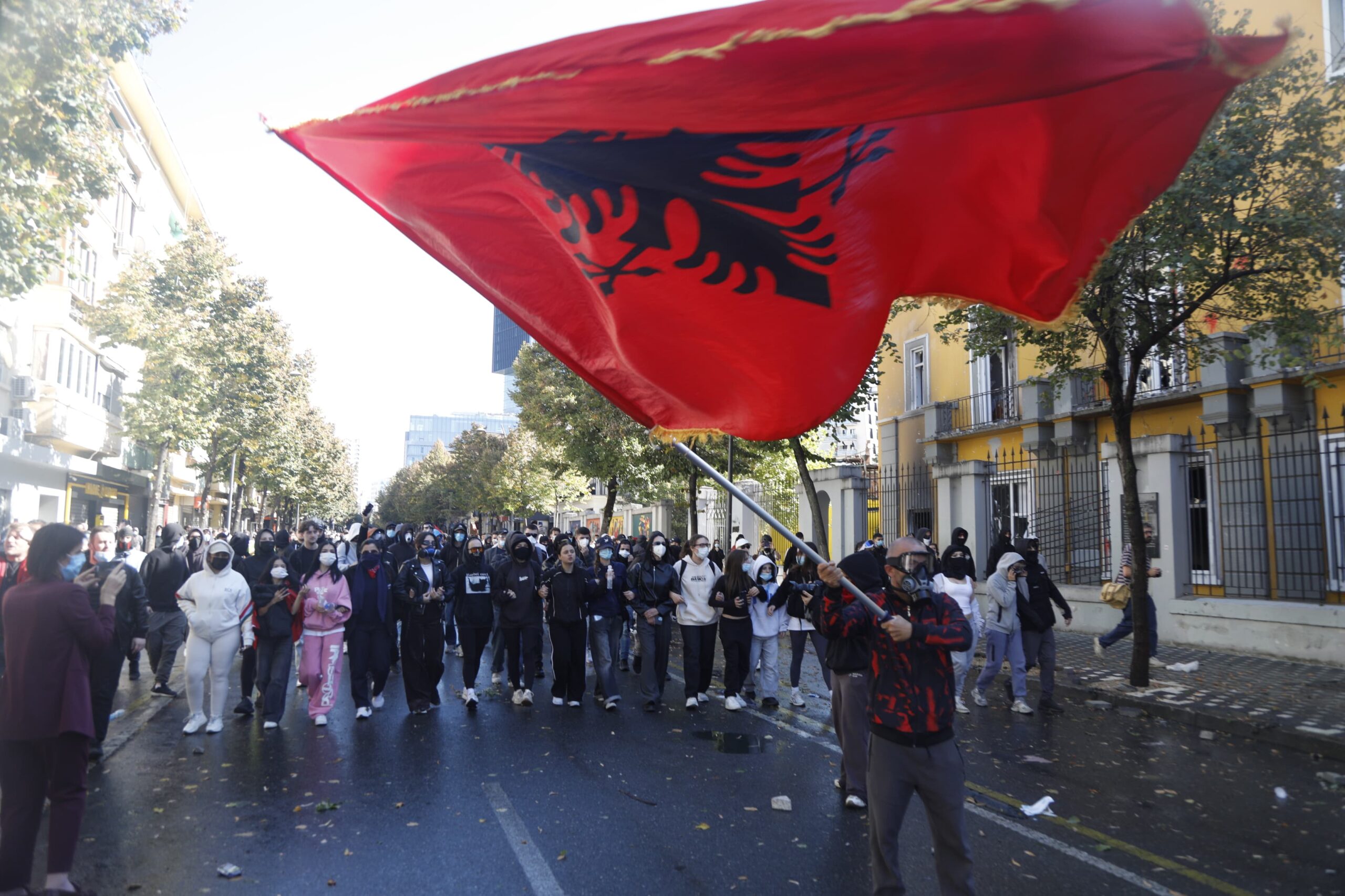 Analiza e Financial Times  Kryeministri shqiptar refuzon të japë dorëheqjen  ndërsa studentët protestues sulmojnë ndërtesat qeveritare