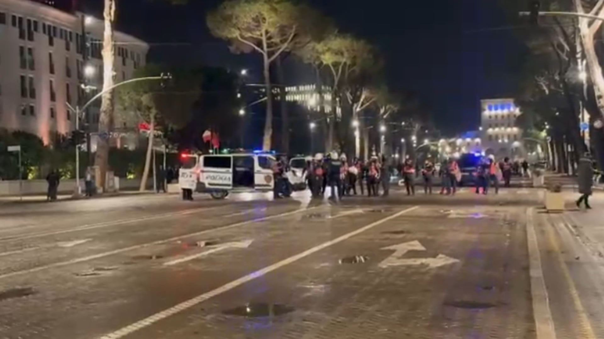 Rriten tensionet në bulevard  Mbërrijnë forcat  Shqiponja  dhe autobotët pas goditjeve me molotov