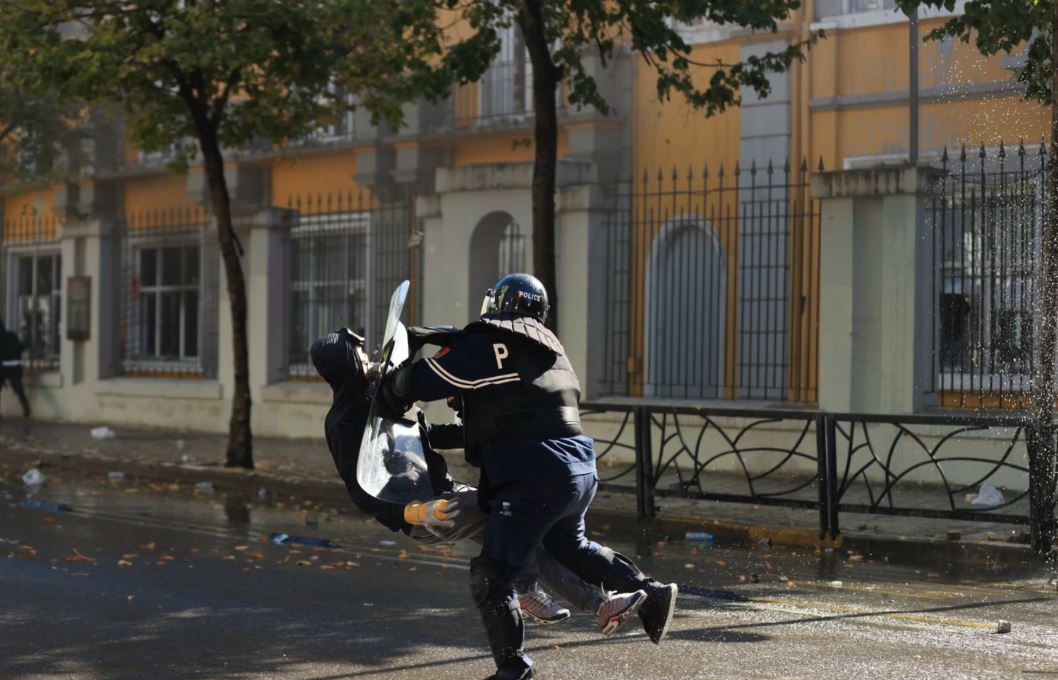 Hodhën në  ajër  protestuesin që po qëndronte në rrugë  Ervin Demo kërkon pezullimin e dy policëve