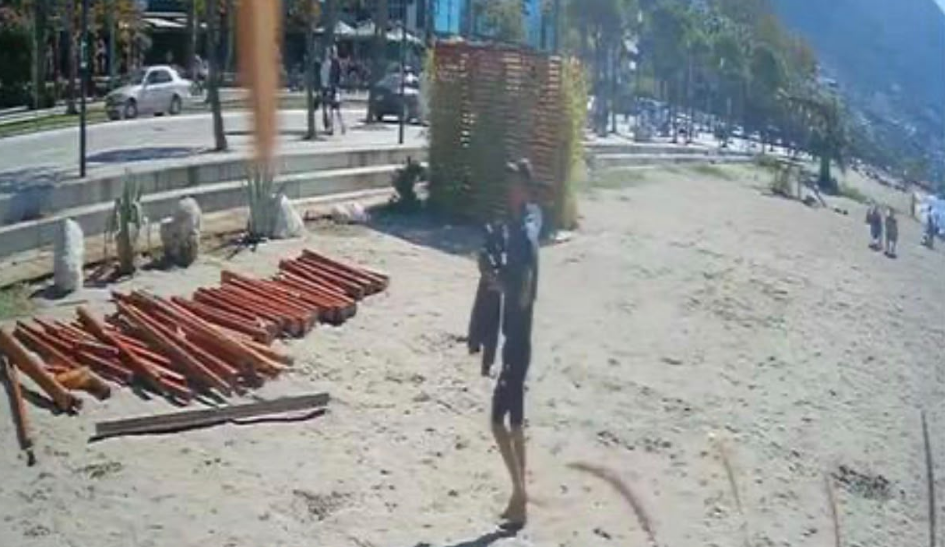 Policia e ka identifikuar  por ai mbetet i lirë  Vjedh çantën e shtatë në plazhet e Vlorës