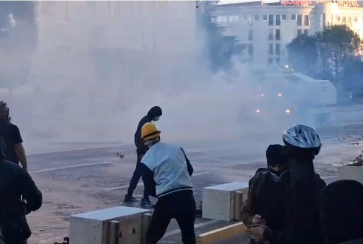 Protesta precipiton  sulmohet Kryeministria