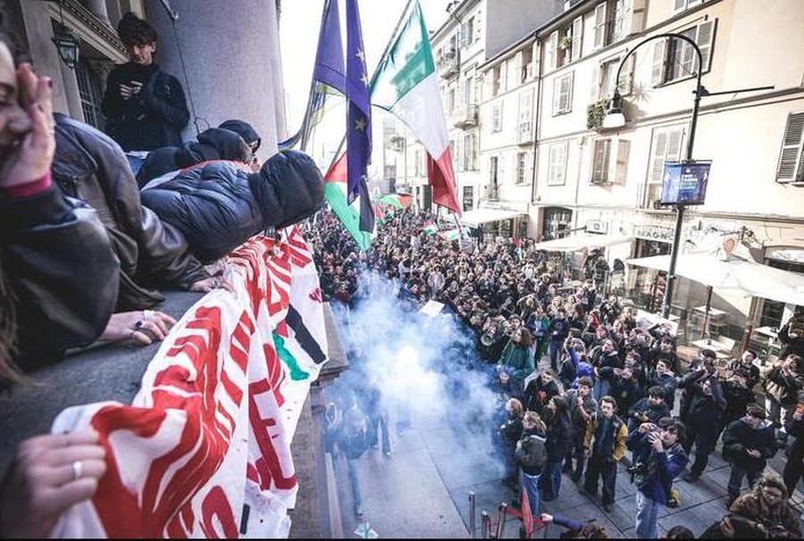 protesta-masive-ne-itali-kunder-qeverise-meloni-fermeret-hedhin-pleh-ne-rruge-dhe-djegin-fotografite-e-kryeministres