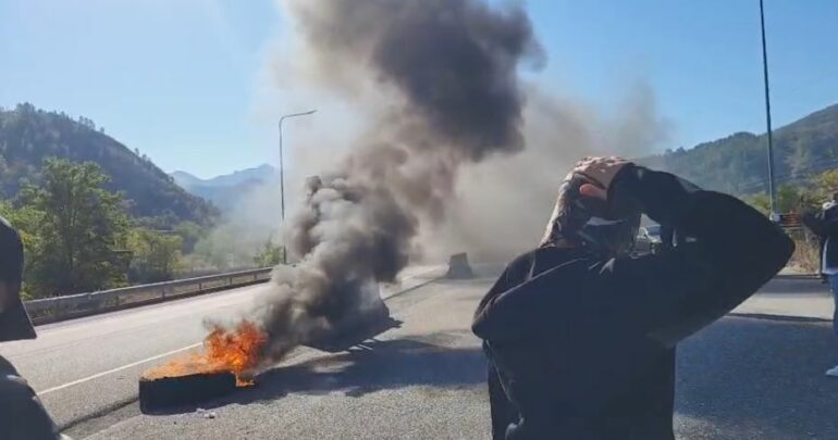protestuesit-e-kurbinit-dhe-mirdites-bllokojne-rrugen-e-kombit-djegin-goma-ne-rubik-e-sulmojne-me-molotove-bashkine-e-kurbinit