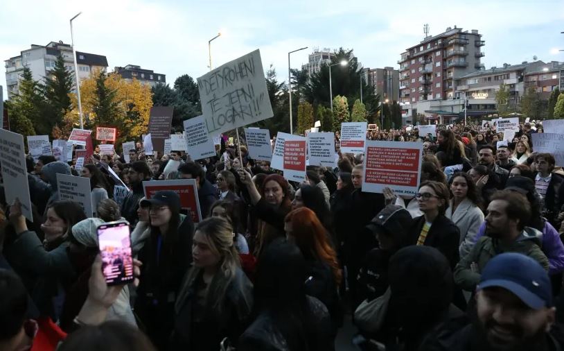  S duam pezullim  duam burgosje   Protestuesit në Prishtinë kërkojnë dorëheqjen e Gërvallës  Sveçlës e Muhaxherit