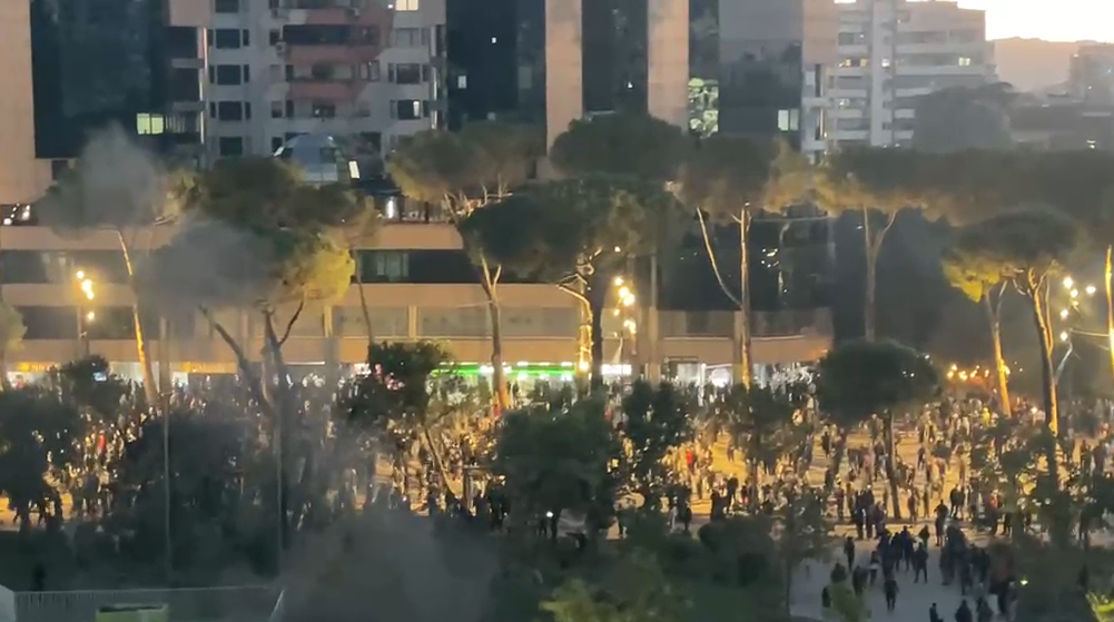 kaosi-vazhdon-protestuesit-hedhin-fishekzjarre-mbi-forcat-e-policise