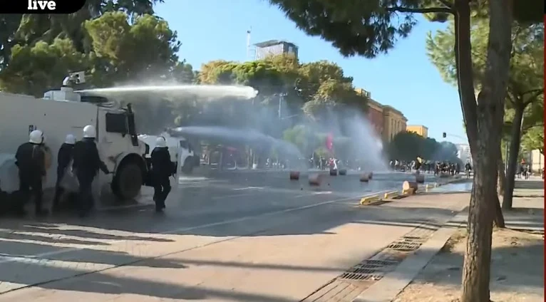 Përplasje të ashpra në Bulevard  Protestuesit shtyjnë blloqet e betonit  policia përgjigjet me autobotë uji dhe gaz lotsjellës