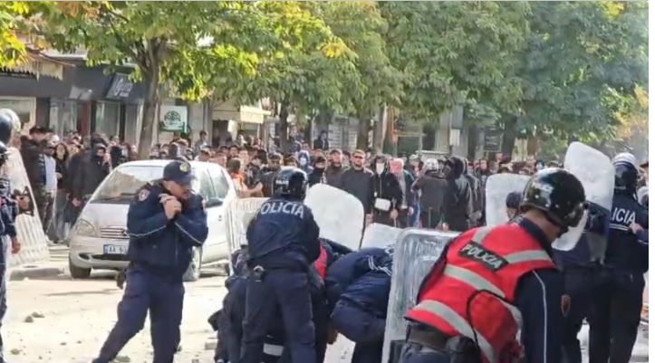 Gjykata e Durrësit jep masat e sigurisë për 22 të rinjtë e ndaluar gjatë protestave
