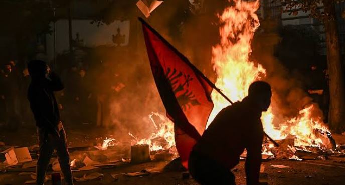 lufta-e-tyre-eshte-edhe-lufta-jone-te-rinjte-italiane-solidarizohen-me-studentet-shqiptare-u-perballen-me-represion-te-dhunshem
