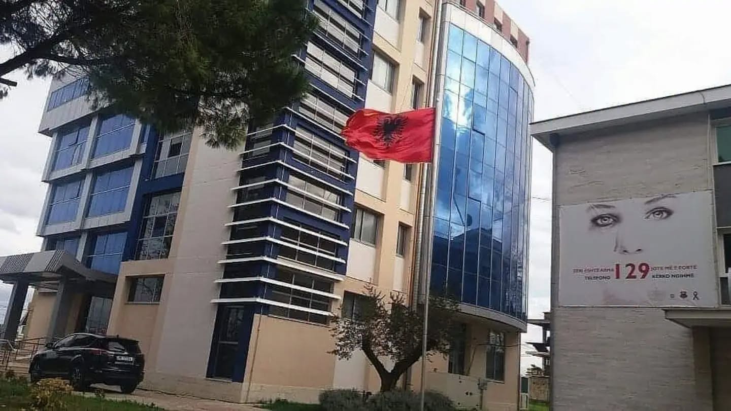perndoqi-dhe-kanosi-per-dy-vite-nje-te-moshuar-per-t-i-marre-para-arrestohet-burri-ne-fier