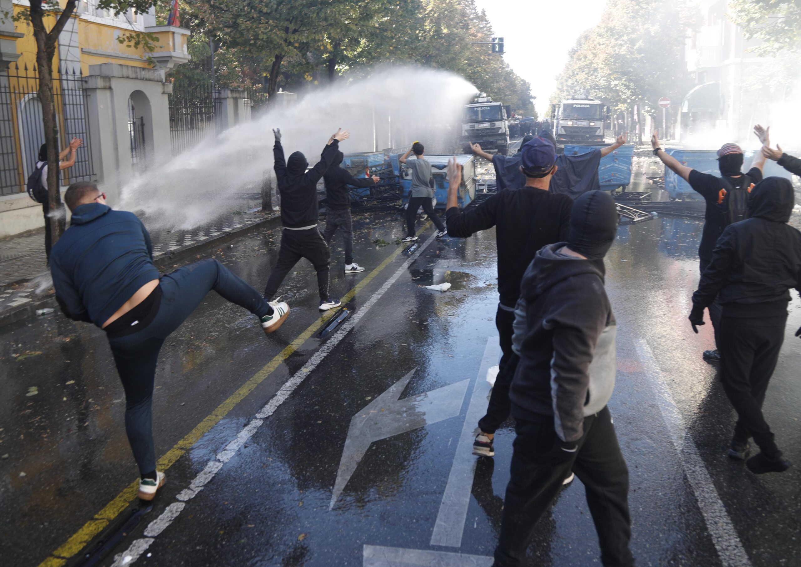 Policia e Shtetit përpiqet të frenojë protestën  Do hani 7 vjet burg