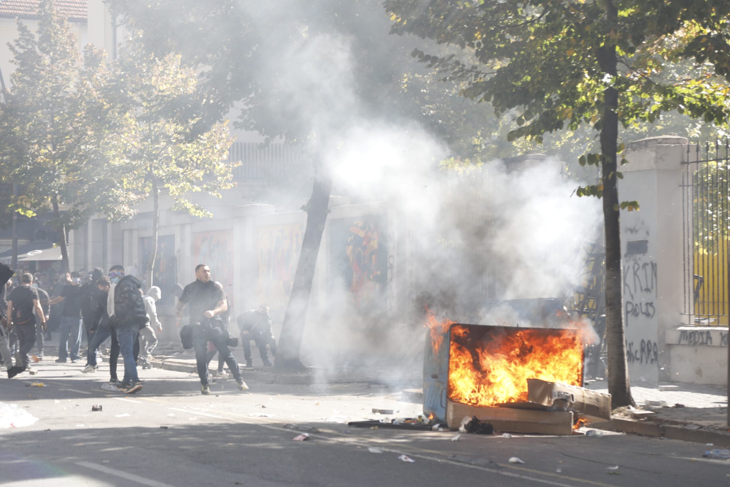 Kundërpërgjigjet policia  gaz lotsjellës mbi studentët protestues