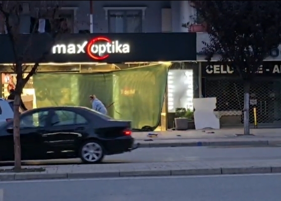 dyshohet-per-shperthim-me-lende-plasese-te-max-optika-ne-fier-demtohet-fasada-e-biznesit