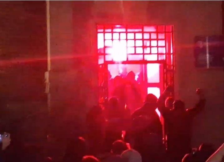 Protestuesit shpërthejnë derën e Bashkisë Tiranë