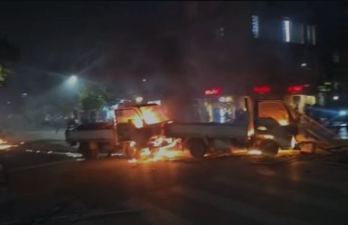 Kaosi rikthehet në Rrugën e Durrësit  protestuesit u vënë flakën edhe makinave të Bashkisë së Tiranës
