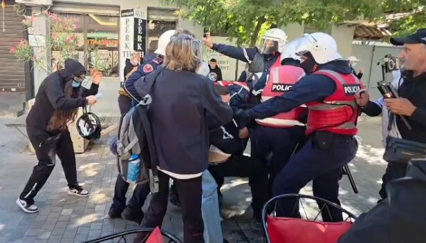Shoqërime me dhunë para Ministrisë së Arsimit  përplasje mes të rinjve dhe policisë