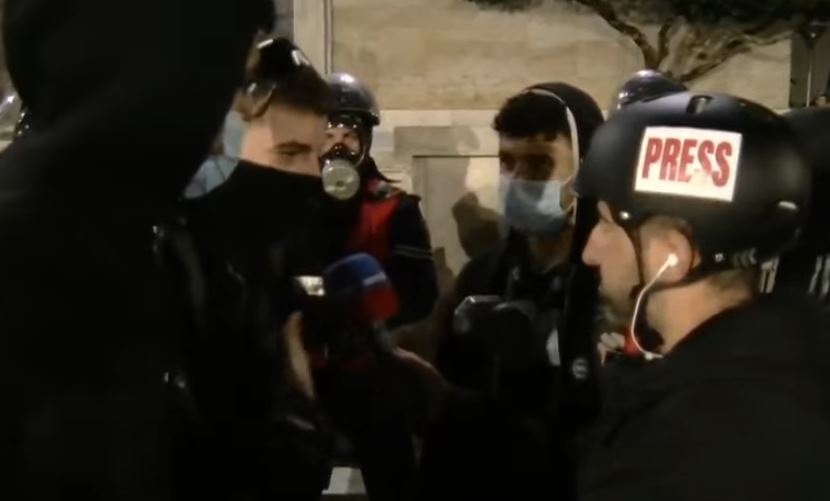 edhe-keta-jane-shqiptare-protestuesi-zbulon-prapaskenat-e-armepushimit-momental-perpara-kryeministrise