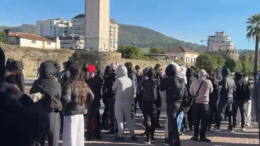 pershkallezohet-protesta-ne-elbasan-thirrje-kunder-klases-politike-demtohet-infrastruktura-publike-dhe-shoqerohen-te-rinj