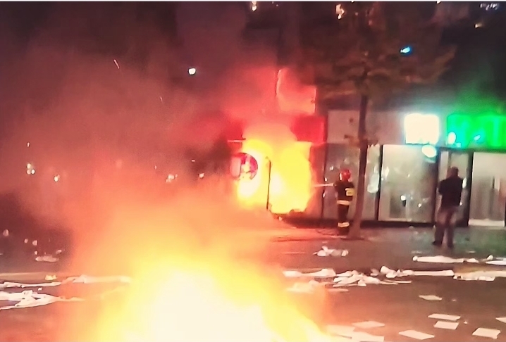 Protesta kthehet në anarki  digjen dhe plaçkiten dyqane  banka dhe biznese  flakët përfshijnë dhe banesat