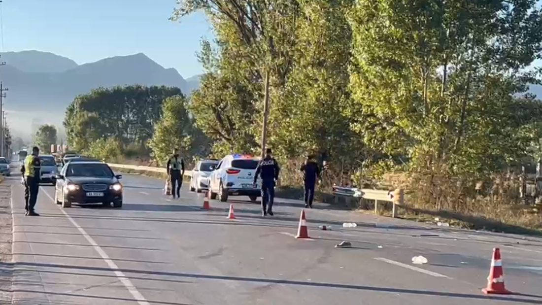 Makina e policisë përplaset me një mjet tjetër  humb jetën drejtuesi  plagoset efektivi  Foto video 