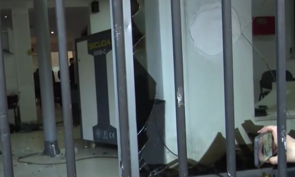 Dëmtuan dyert dhe dritaret e Gjykatës së Apelit  arrestohen 5 persona në Tiranë  15 të tjerë në kërkim