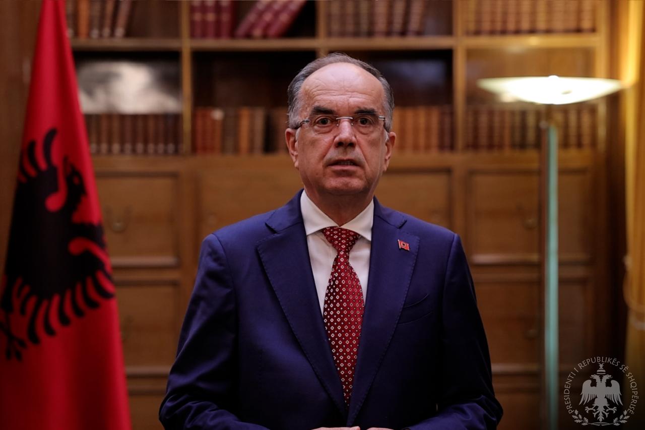 Pasi protestat mbërthyen vendin  Presidenti ofron për herë të parë dialog mes palëve  Jam i hapur për këdo