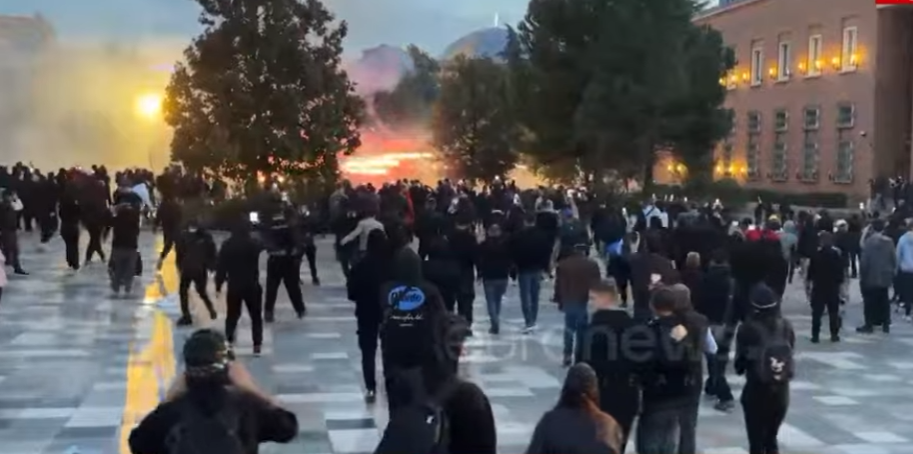 Përshkallëzohet protesta në Tiranë  Breshëri fishekzjarresh dhe lëndë piroteknike drejt selisë së PS së  Video