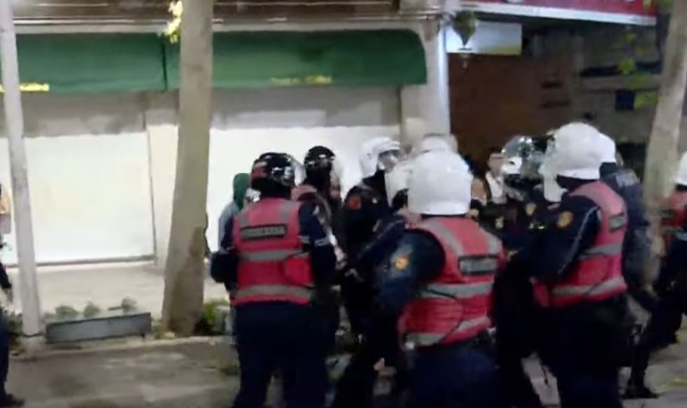 Policia ndërhyn për të shoqëruar protestues  Por zmbrapsen me molotov e gurë