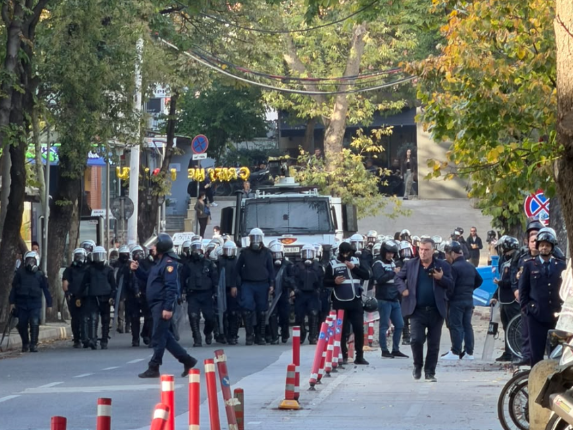 Tensione në protestën në Tiranë  protestuesit marshojnë drejt Drejtorisë së Policisë  vijon përdorimi i gazit lotsjellës