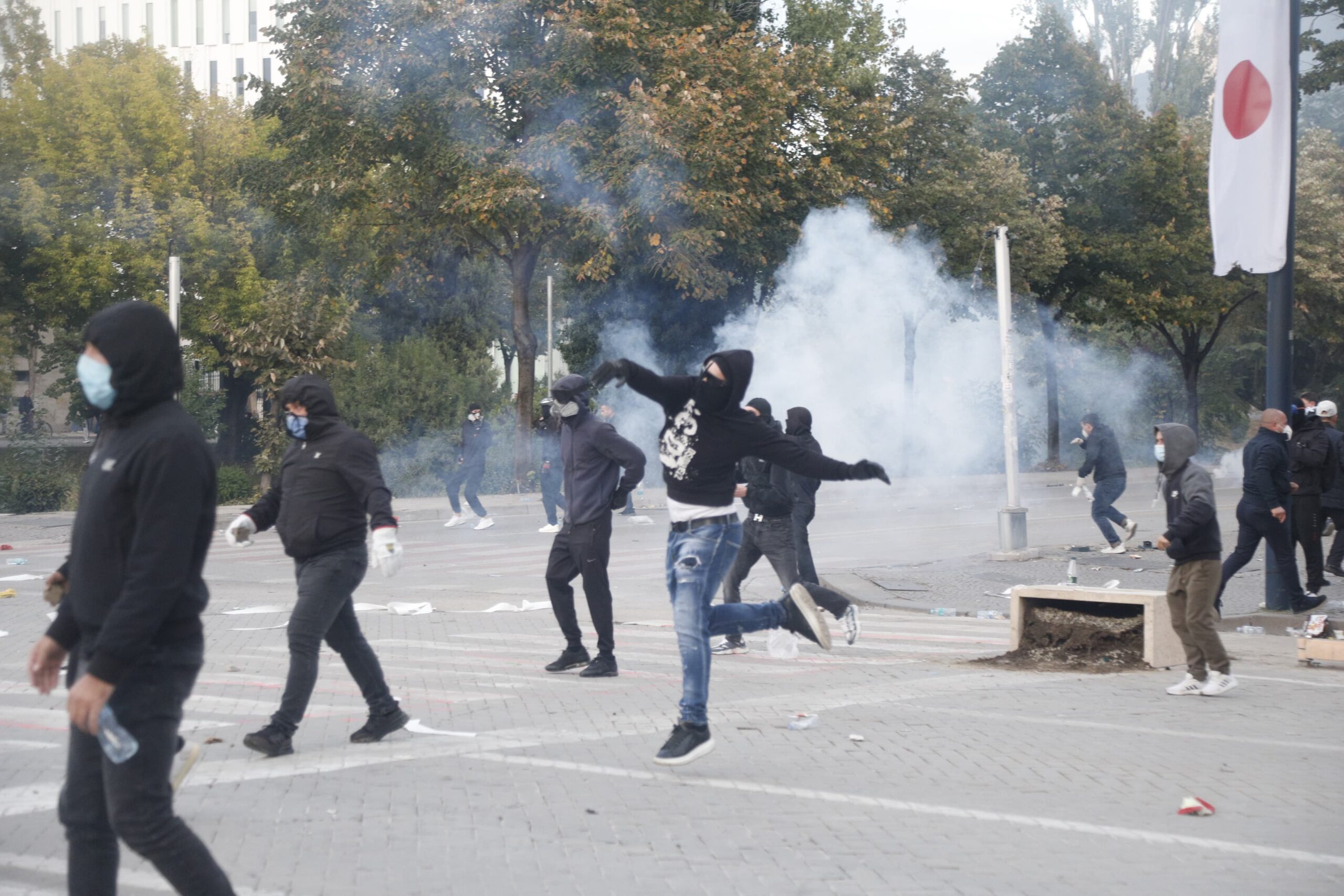 LIVE   Nis protesta 4 në Tiranë  nxënës dhe studentë afrohen nga të 4 anët e kryeqytetit