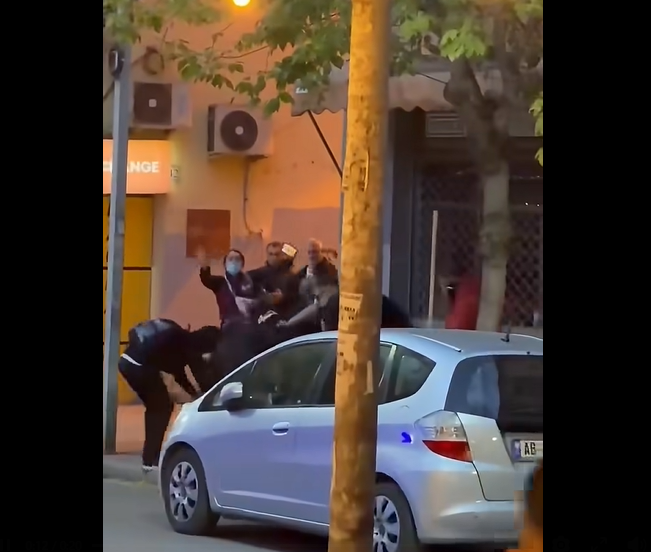 bjeri-bjeri-momenti-kur-nje-efektiv-i-fnsh-se-kapet-dhe-dhunohet-nga-protestuesit-e-shpetojne-qytetaret-video