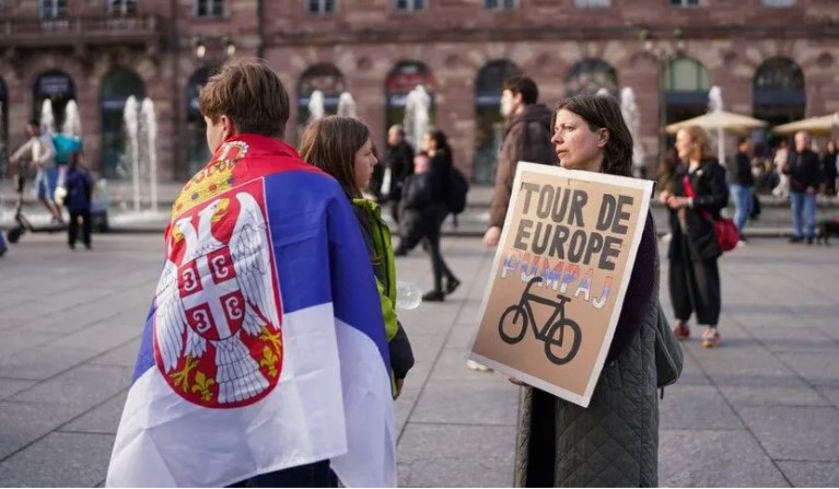 nga-marshimi-disaditor-te-tubimi-permbylles-levizja-studentore-zbarkon-ne-beograd-ne-prag-te-votimeve