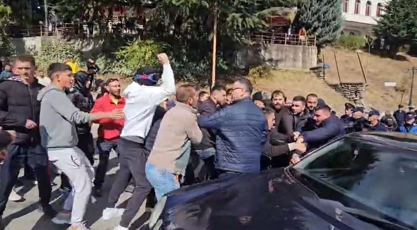 Protestuesit përleshje të dhunshme me policinë në Dibër  sulmohet furgoni i forcave të rendit