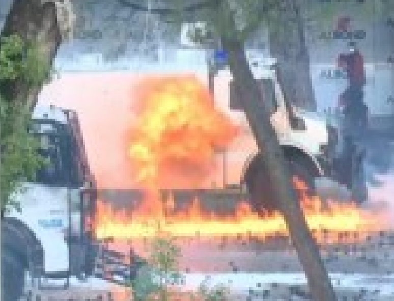 Përshkallëzohet protesta para Kryeministrisë  merr flakë autoboti i ujit pas hedhjes së molotovëve
