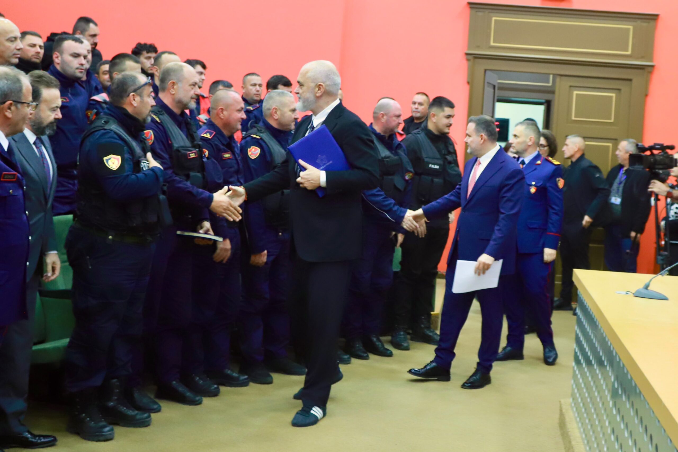 e-plote-rama-ashperson-tonet-ndaj-protestuesve-paralajmeron-pasoja-per-studentet-familjet-dhe-mesuesit-qe-perfshihen-ne-dhune