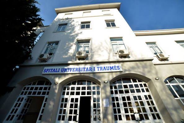 Pacienti ndërron jetë pasi ra nga kati i tretë te Spitali i Traumës  Policia nis hetimet