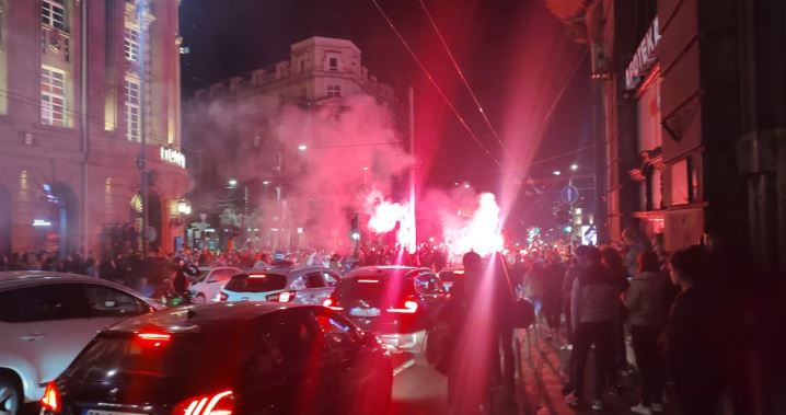 Festime në Beograd pas pranimit të humbjes nga Vuçiç  Studentët ndezin flakadanë dhe brohorasin  Fitore 