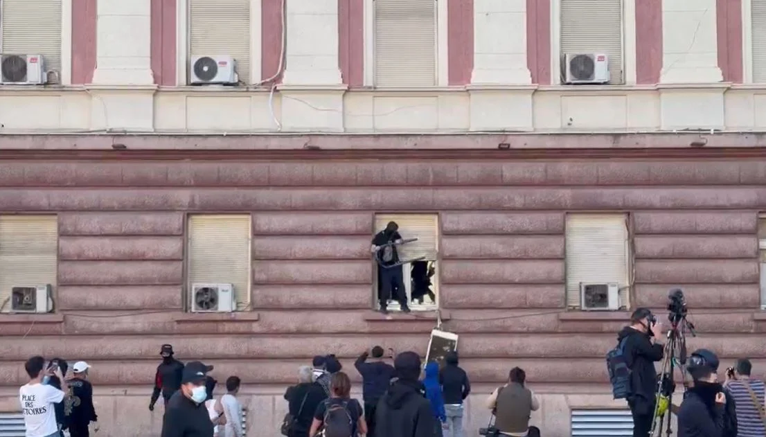 Tensione në Tiranë  protestuesit sulmojnë Kryesinë e Kuvendit  thyejnë xhamat dhe derën