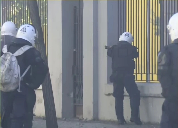 Plumba gome dhe gaz lotsjellës me shumicë kundër protestuesve te ministria e Arsimit