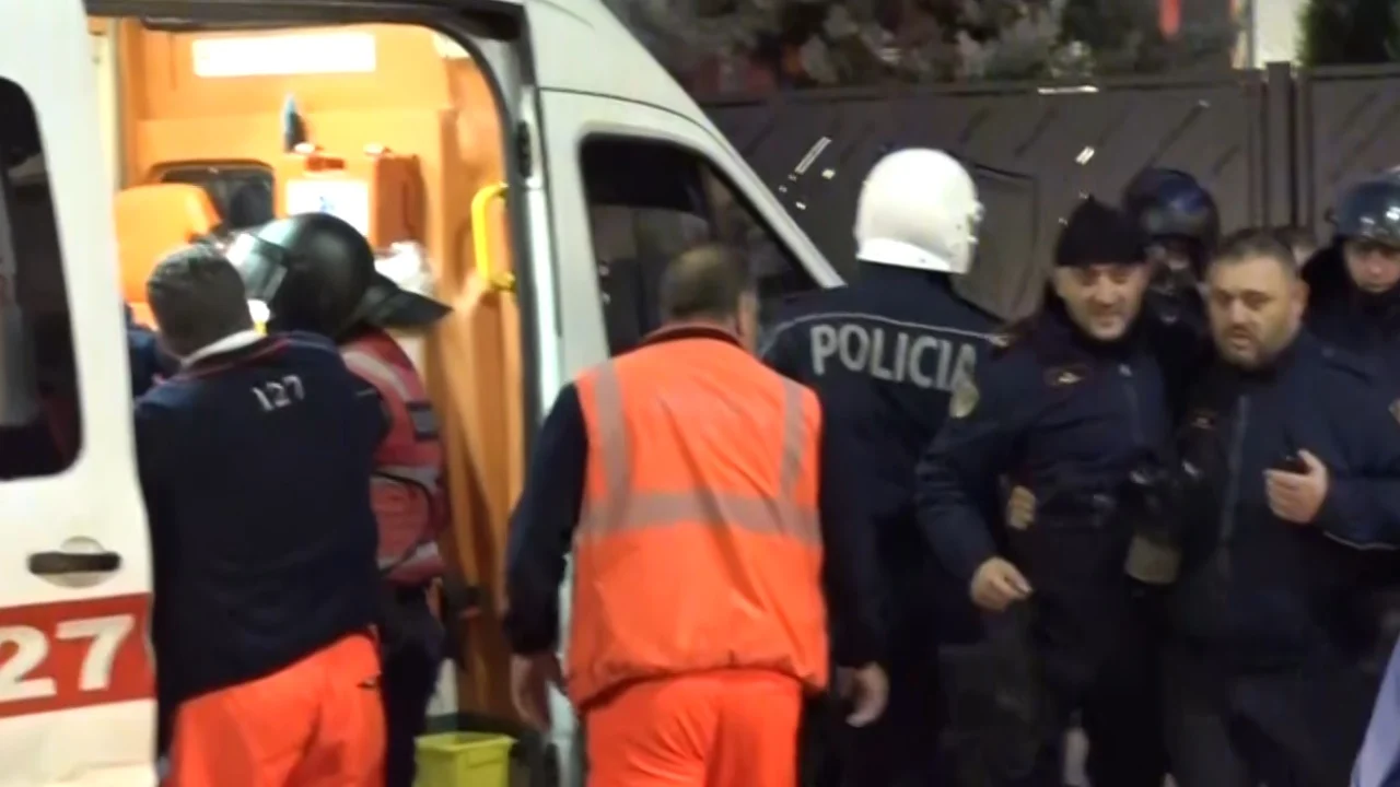 Zjarri te Komisariati nr 3  policia thotë se janë 7 efektivë të plagosur