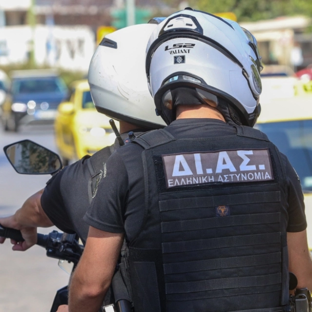 ndjekja-e-tre-te-rinjve-ne-greqi-con-policine-ne-zbulimin-e-nje-vrasesi-mes-tyre